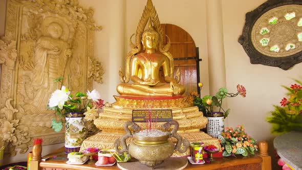 Buda Statue in the Temple alt