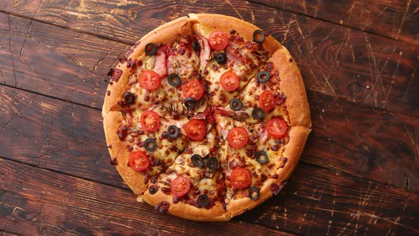 Pizza Pepperoni with Mozzarella Cheese, Tomato Sauce and Salami alt