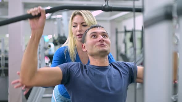 A client of a sports club is engaged under the supervision of a female coach alt