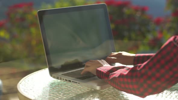Freelancer Woman Use Laptop alt