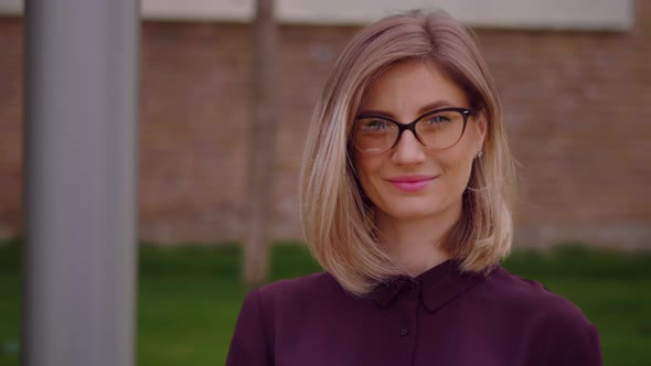 Portrait of confident young woman alt