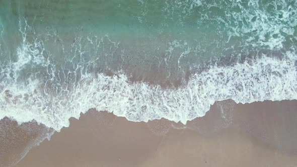 High and powerful waves coming fast to the beach, waves in winter day alt