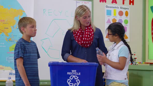 Teacher giving students a recycling lesson alt