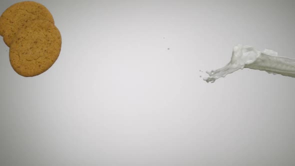 Milk and cookie in the air, Slow Motion alt
