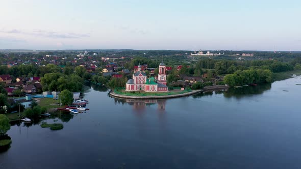 Red church on side of Pleshcheevo lake in Pereslavl-Zalessky alt