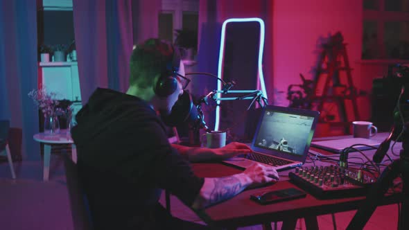 Young Man Live-Streaming Video Game alt