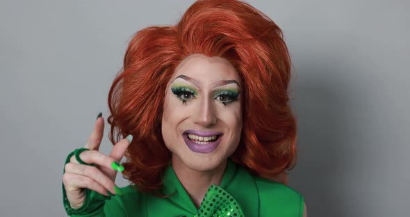 Drag queen talking in camera - Lgbt and gay pride concept alt