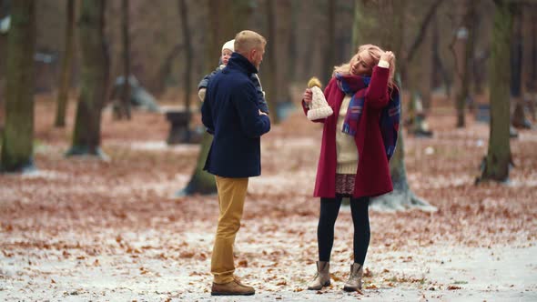 Family Walks in the Winter Park alt