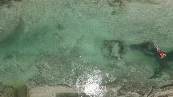 Relaxing in Bacalar lagoon, Mexico alt