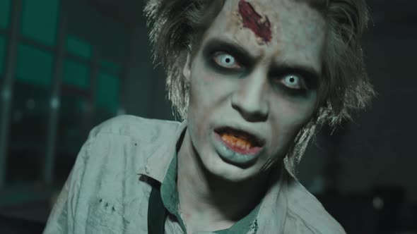Zombie Man Screaming before Camera alt