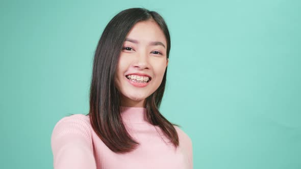 woman smiling wear silicone orthodontic retainers on teeth showing teeth model alt