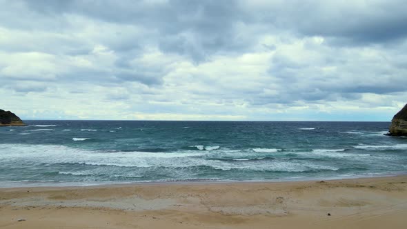 High and powerful waves coming fast to the beach, waves in winter day alt