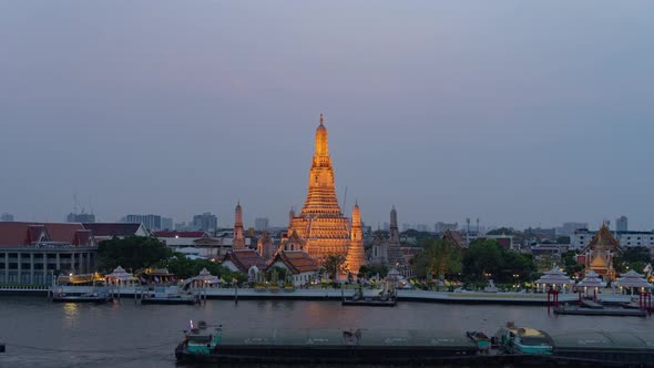 Time lapse of Temple of Dawn or Wat Arun with Chao Phraya River, Bangkok, Thailand alt