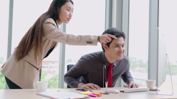 Business People Handshake with Friend at Office alt
