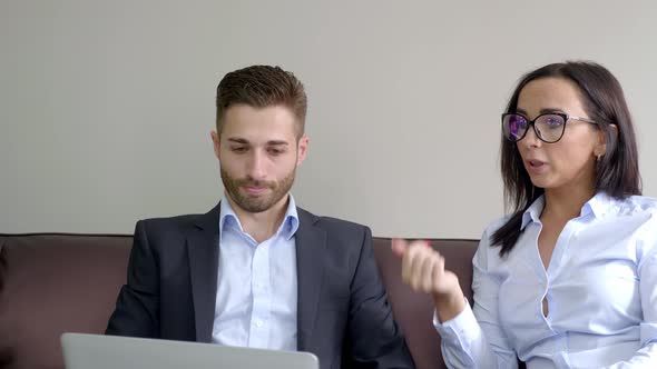 Happy Youthful Man and Woman Communicating During Break at Work alt