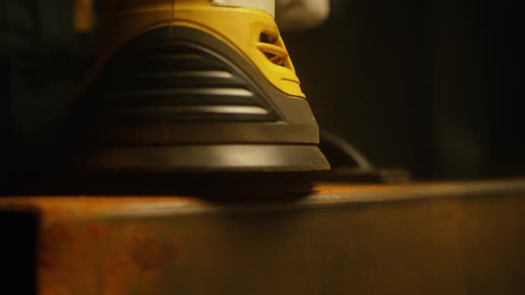 Worker polishing metal with grinder alt