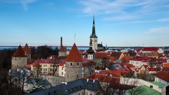 Timlapse of Aerial View of Tallinn Medieval Old Town, Estonia alt