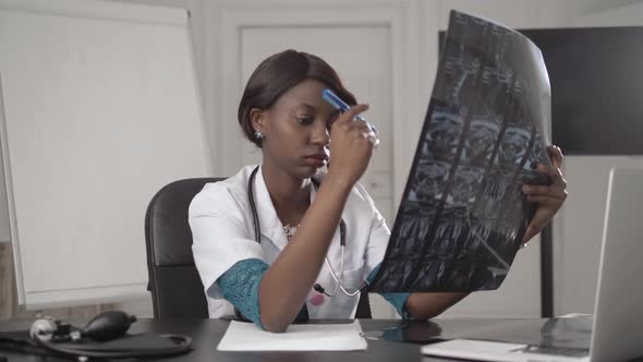 Beautiful African American Healthcare Worker with X-ray, Medical International Concept, Black Doctor alt