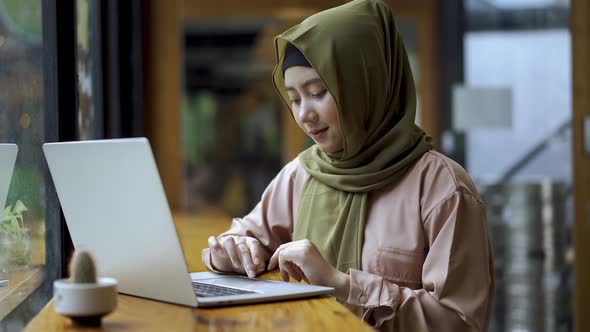 Young Asian Muslim Woman Working in the Coffeeshop 03
