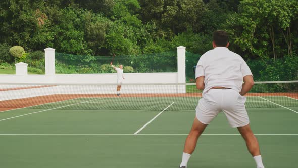 Tennis players playing a point alt