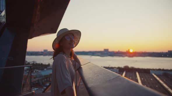 Attractive woman in New York alt