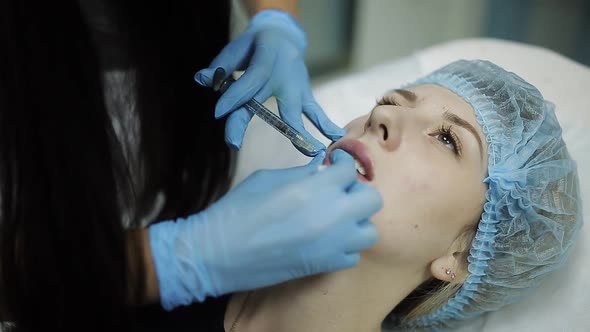 Beautician Make Injection Plastic Lips
