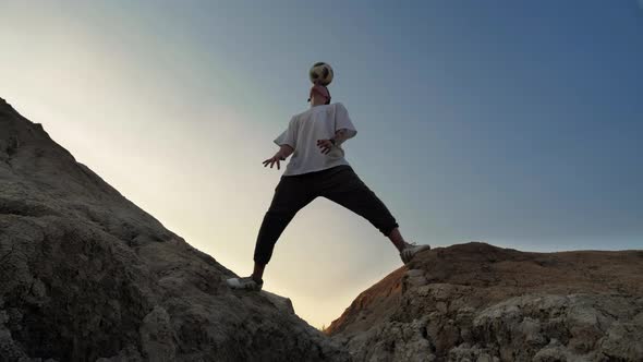 Freestyler Holds the Ball on His Head alt