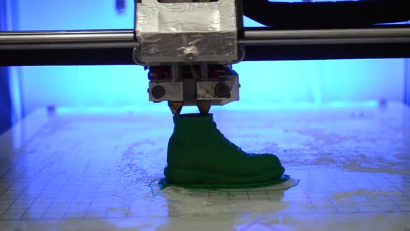 3D Printer Prints the Form of Molten Plastic Green alt