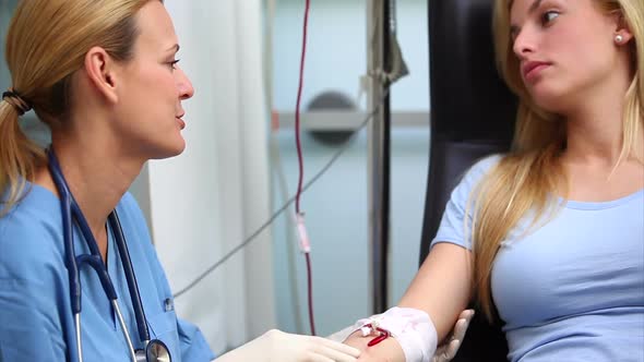 Nurse smiling to a blood donor alt