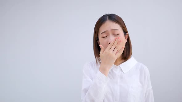 Asian girls have yawning, wanting to sleep and have trouble sleeping.
