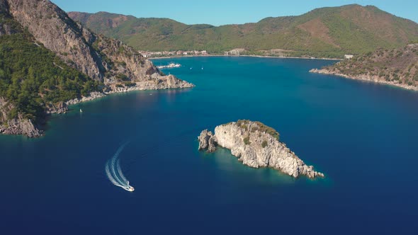 Island in the Ocean and Rocks Summer Rest Panorama Background of Mountains in Sea Bay Blue Marmaris alt