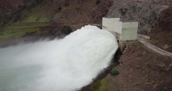 Dam with Large Discharge Pressure of the Water alt