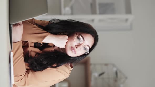 Business Pause Day Dreamer Obese Woman Employee alt