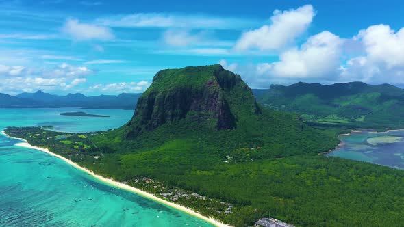 Beautiful bird's-eye view of mount Le Morne Brabant and the waves of the Indian ocean in Mauritius.U alt