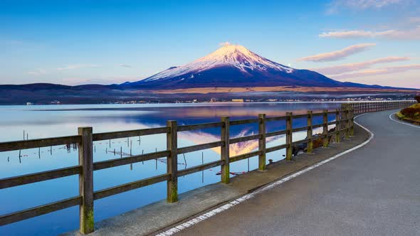 4K Timelapse of Moon set and Sun rise over Mt. Fuji at Yamanaka lake, Yamanashi, Japan alt