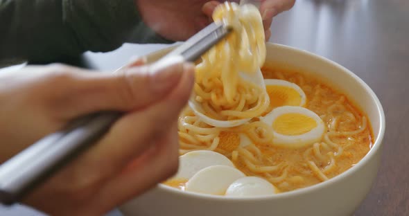 Eat with laksa at home alt