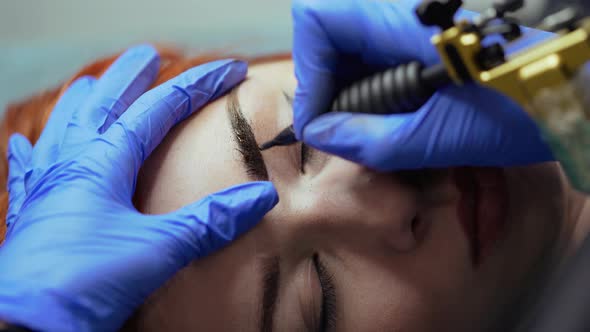 Beauty Master is Performing Tattooing Eyebrow alt