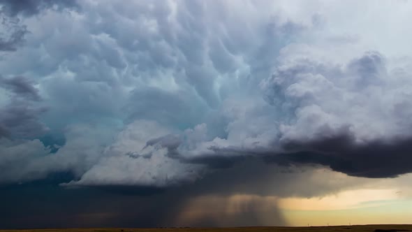A Large Supercell Thunderstorm alt