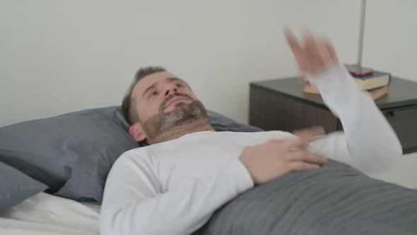 Man Unable to Sleep in Bed alt