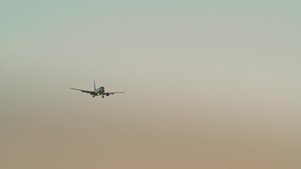 Boeing 737 is landing in the morning alt