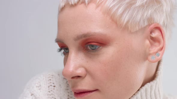 Blond Woman with Short Haircut Wears Knitted Sweater alt