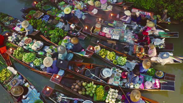Damnoen Saduak Floating Market or Amphawa. Local people sell fruits, traditional food on boats alt