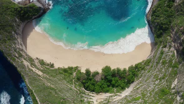 Aerial View of Kelingking Beach in Nusa Penida Island, Beautiful Ocean, Mountains alt