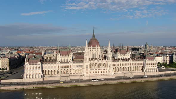 Aerial view of Hungarian Parliament Building (Orszaghaz) in Budapest, Hungary alt