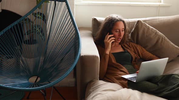Mid section view of a Caucasian and a mixed race girl talking sitting on a table alt
