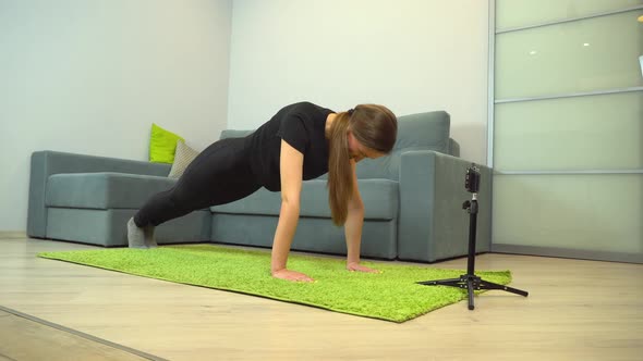 A beautiful athletic woman fitness blogger talks about her fitness workout. alt