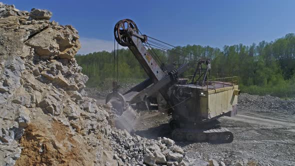 Excavator Loads Stones alt