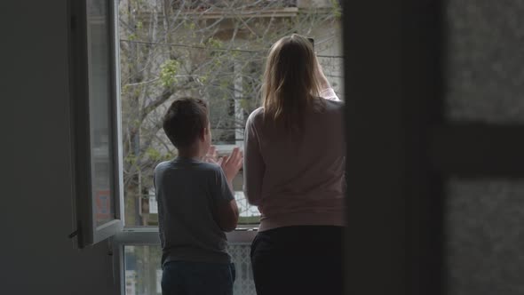 Every day they applaud to medical workers during coronavirus epidemic alt