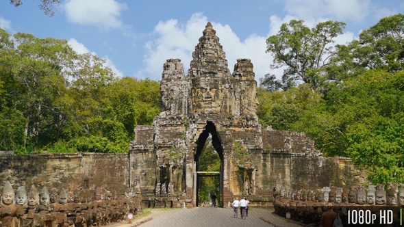 Bayon Temple Entrance Angkor Thom Gate in Siem Reap, Cambodia alt