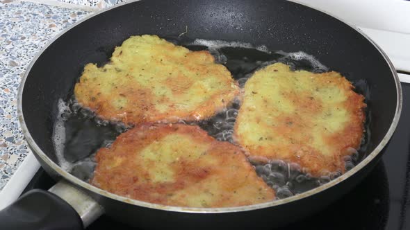 Cooking fried potato pancakes
